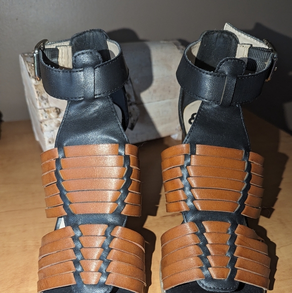 Fergalicious strappy 2 toned black and tan sandals, size 6.5 - Picture 5 of 7